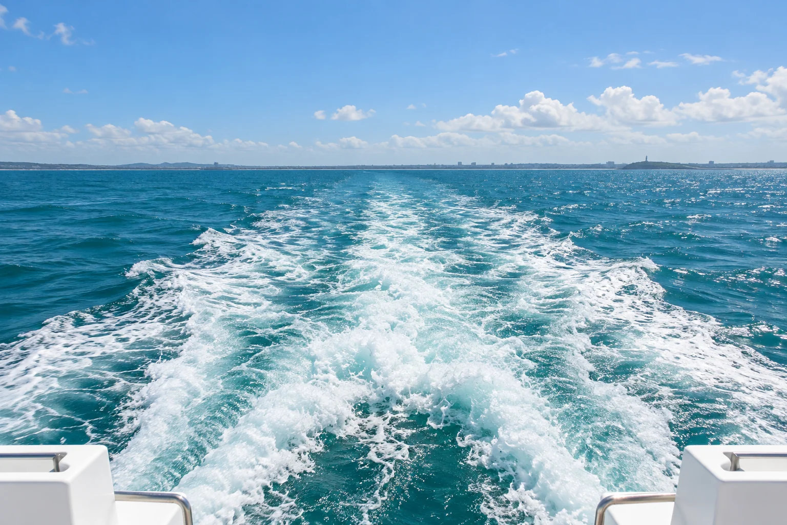 Rastro da embarcação no mar azul da Bahia — recriação ilustrativa baseada nas referências da Ilha Bela